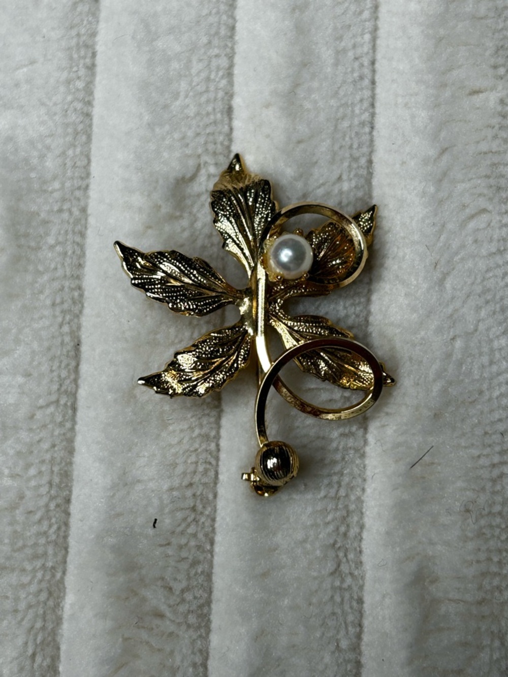 Bloomingdale's Vintage Gold Tine Leaf Brooch with Genuine Pearl Accent Old Money